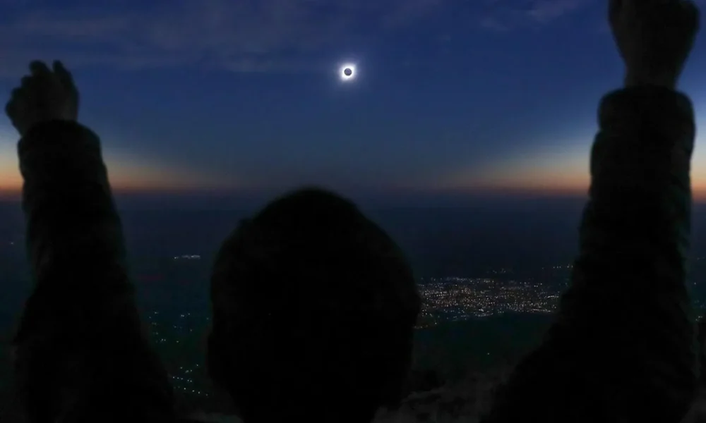 Mazatlán, México, se Sumerge en la Oscuridad durante el Eclipse Solar