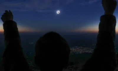 Mazatlán, México, se Sumerge en la Oscuridad durante el Eclipse Solar