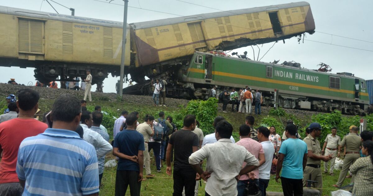 🚨🚂 Choque de trenes en India deja al menos 15 muertos