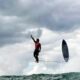 La foto del momento: Gabriel Medina 'vuela' sobre las olas en los Olímpicos