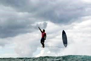 La foto del momento: Gabriel Medina 'vuela' sobre las olas en los Olímpicos