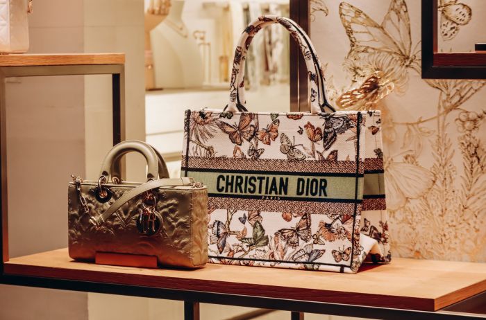 Escándalo en la Moda de Lujo: Dior y Armani Acusados de Explotar a Trabajadores para Fabricar Bolsos Caros