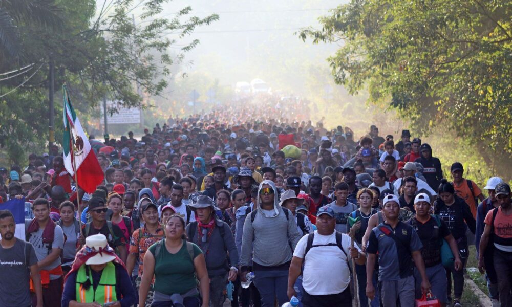 ¡Caravana Masiva en Movimiento! 1,500 Migrantes Rumbo a la Frontera México-EE.UU.