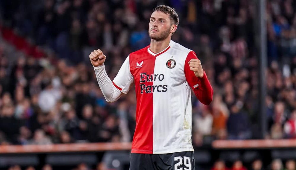 Feyenoord Revela su Firme Posición sobre el Futuro de Santiago Giménez