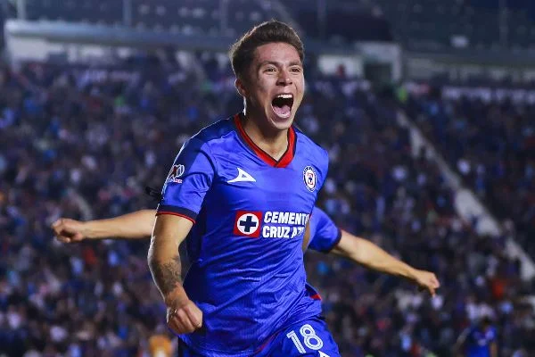 Rodrigo Huescas podría dejar Cruz Azul por Liga Danesa: Oferta Millonaria en Juego