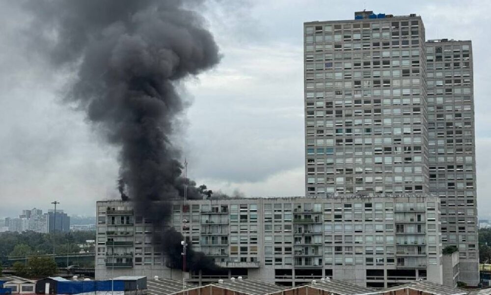 Incendio Arrasa Condominio en Puerta Jardín, Azcapotzalco: Bomberos Luchan por Controlar las Llamas