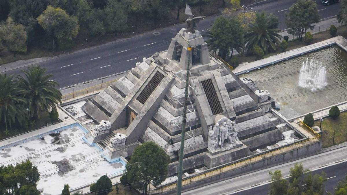 Incendio Controlado en la Pirámide del Monumento a La Raza en CDMX: Causas y Consecuencias