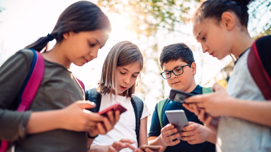 Utah Propone Prohibición de Teléfonos Celulares en Escuelas para Mejorar el Rendimiento Académico