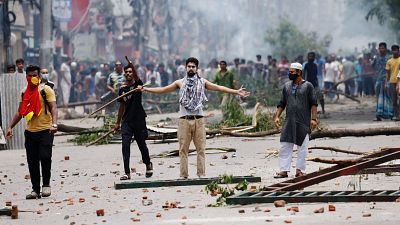 Violentos Disturbios en Bangladés Dejan 56 Muertos